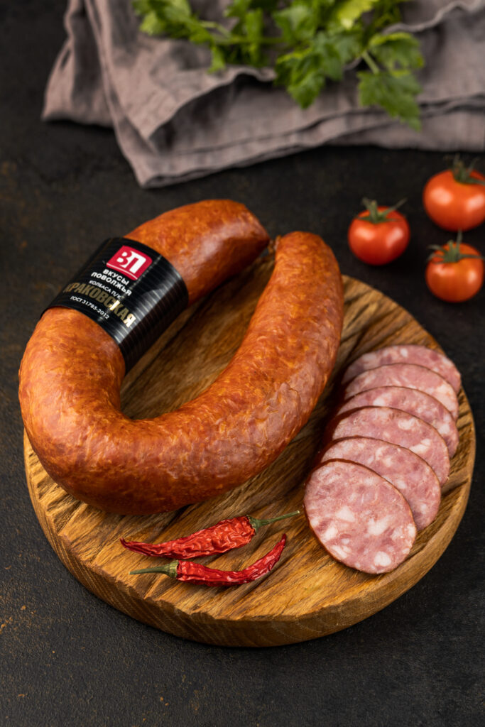 Колбасное изделие копчено-вареное. Продукт мясной, категории Б. Колбаса копчено-вареная «Краковская». ТМ Вкусы Поволжья.