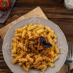 Кулинарное изделие мясное рубленое, мелкокусковое, не формованное, не панированное, жареное, категории Б из говядины и гарниром «Гуляш из говядины с макаронами» охлажденное. ТМ Вкусы Поволжья.