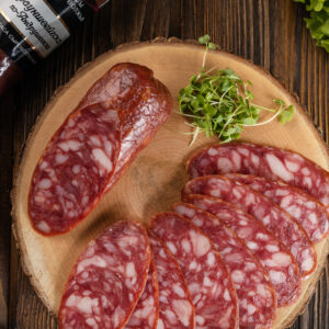 Колбасное изделие сырокопченое. Продукт мясной, категории А. Колбаса сырокопченая "Брауншвейгская по-Андрушевски". ТМ Вкусы Поволжья (со срезом). Упаковано под вакуумом.